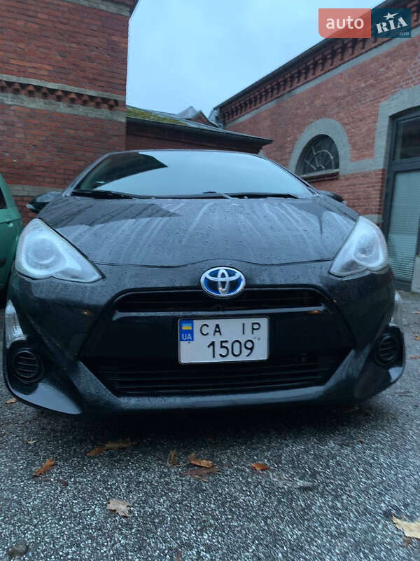 Хэтчбек Toyota Prius C 2016 в Умани