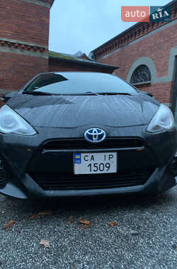 Хэтчбек Toyota Prius C 2016 в 