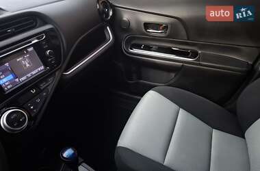 Хэтчбек Toyota Prius C 2016 в 