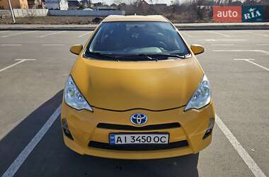 Хетчбек Toyota Prius C 2015 в 