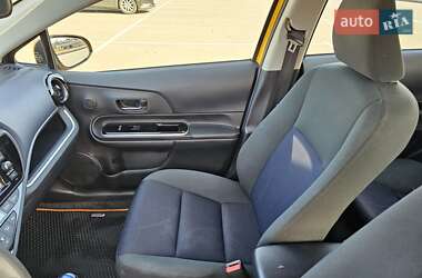 Хетчбек Toyota Prius C 2015 в 