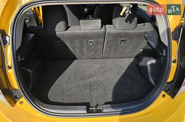 Хетчбек Toyota Prius C 2015 в 
