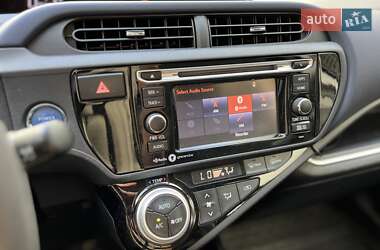Хетчбек Toyota Prius C 2015 в 
