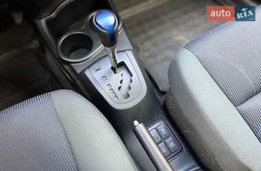 Хетчбек Toyota Prius C 2015 в 