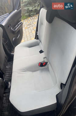 Хэтчбек Toyota Prius C 2016 в 