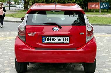 Хэтчбек Toyota Prius C 2012 в 
