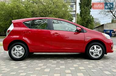Хэтчбек Toyota Prius C 2012 в 