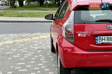 Хэтчбек Toyota Prius C 2012 в 