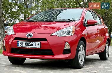 Хэтчбек Toyota Prius C 2012 в 
