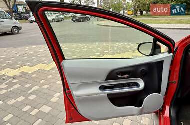 Хэтчбек Toyota Prius C 2012 в 