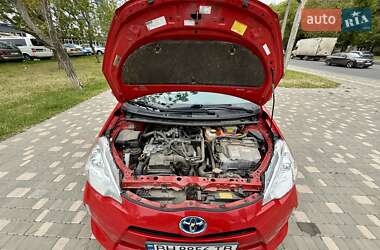 Хэтчбек Toyota Prius C 2012 в 