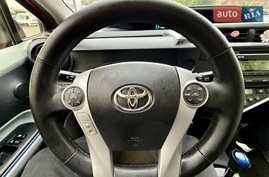 Хэтчбек Toyota Prius C 2012 в 