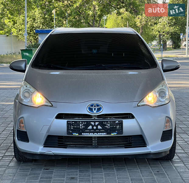 Хэтчбек Toyota Prius C 2013 в 