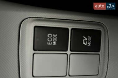 Хэтчбек Toyota Prius C 2013 в 