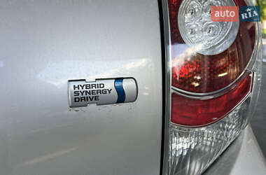 Хэтчбек Toyota Prius C 2013 в 