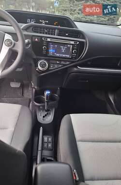 Хэтчбек Toyota Prius C 2016 в 