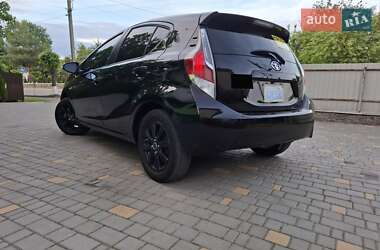 Хэтчбек Toyota Prius C 2016 в 
