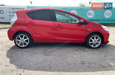 Хэтчбек Toyota Prius C 2015 в 