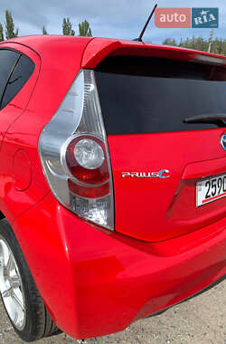 Хэтчбек Toyota Prius C 2015 в 