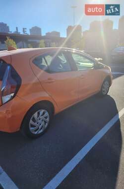 Хэтчбек Toyota Prius C 2014 в 