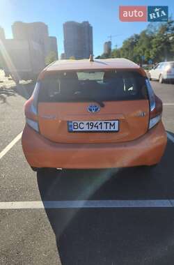 Хэтчбек Toyota Prius C 2014 в 