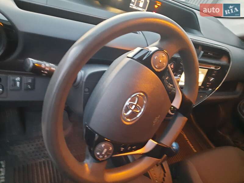 Хэтчбек Toyota Prius C 2018 в Киеве