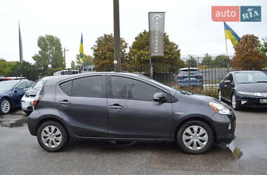 Хэтчбек Toyota Prius C 2012 в 