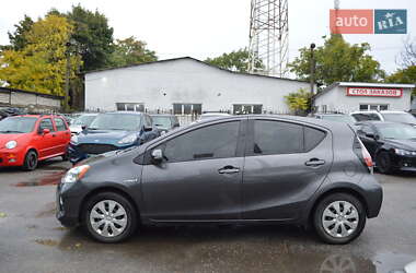 Хэтчбек Toyota Prius C 2012 в 