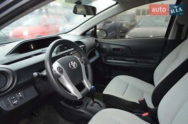 Хэтчбек Toyota Prius C 2012 в 