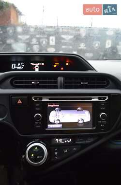 Хэтчбек Toyota Prius C 2012 в 