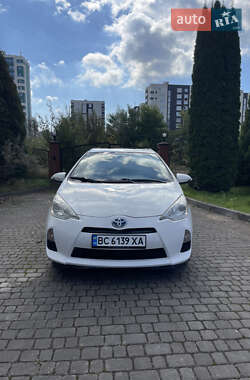 Хэтчбек Toyota Prius C 2013 в 