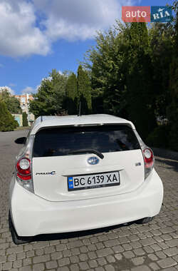 Хэтчбек Toyota Prius C 2013 в 