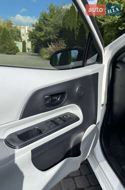 Хэтчбек Toyota Prius C 2013 в 