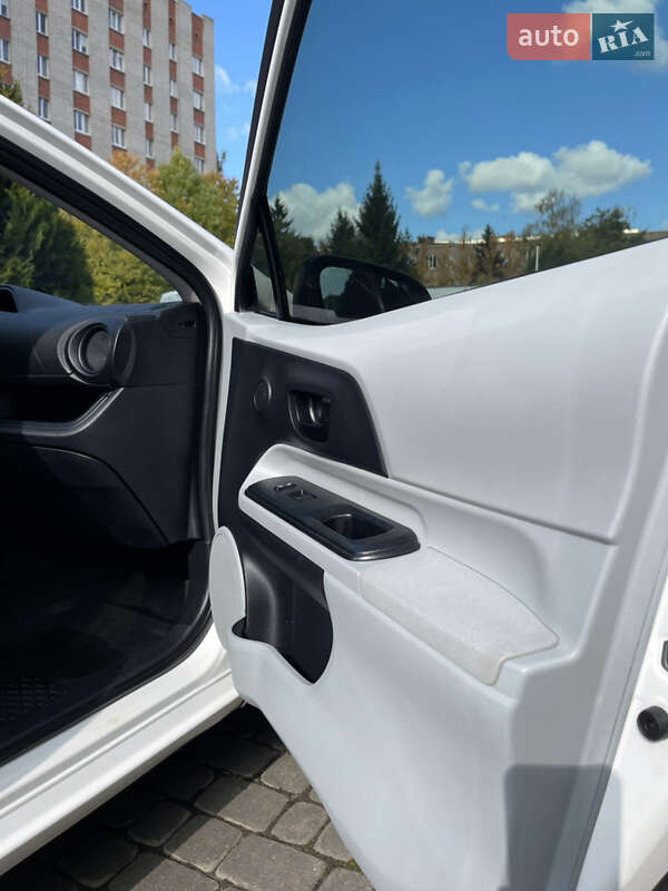 Хэтчбек Toyota Prius C 2013 в Львове