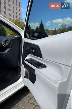 Хэтчбек Toyota Prius C 2013 в 