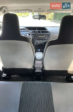 Хэтчбек Toyota Prius C 2013 в 