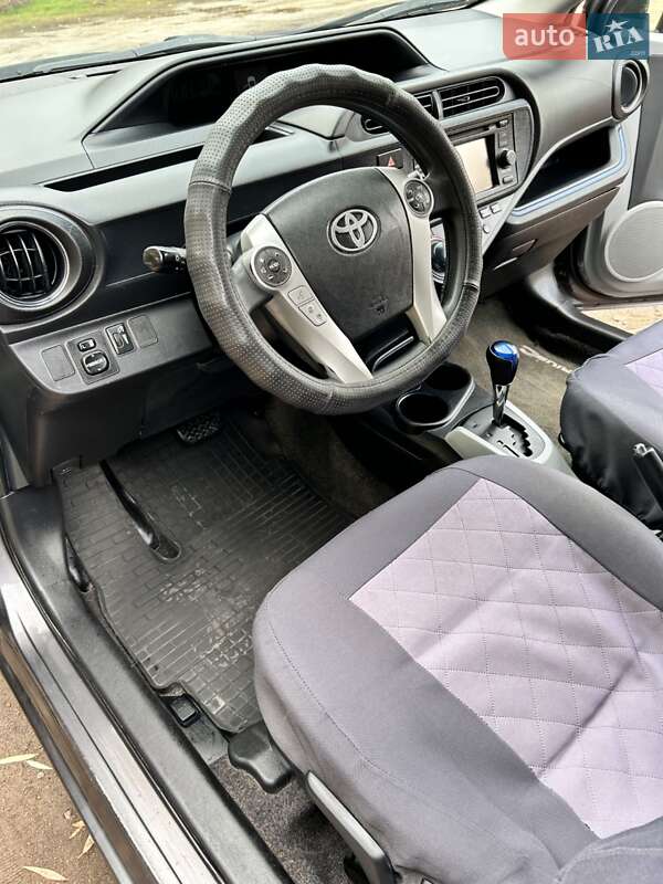 Хэтчбек Toyota Prius C 2012 в Кропивницком
