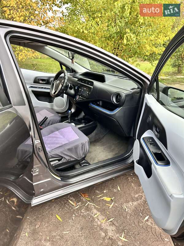 Хэтчбек Toyota Prius C 2012 в Кропивницком