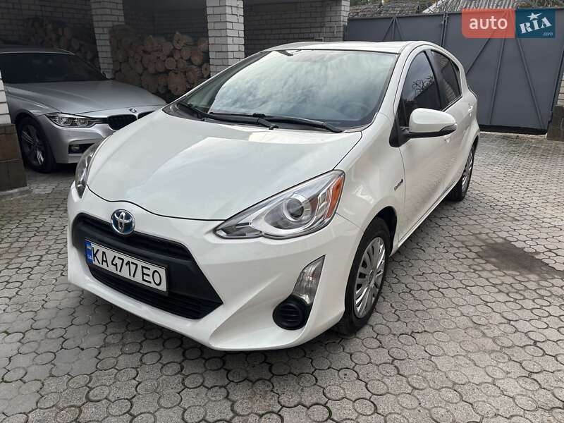 Хетчбек Toyota Prius C 2015 в Дніпрі