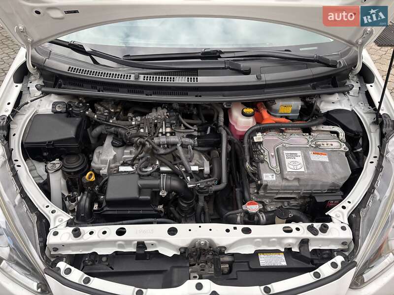 Хетчбек Toyota Prius C 2015 в Дніпрі