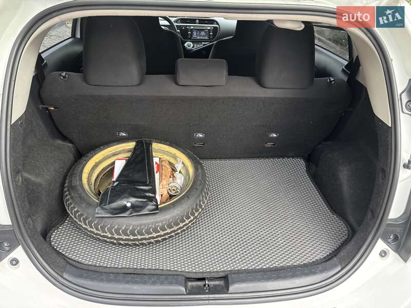 Хетчбек Toyota Prius C 2015 в Дніпрі