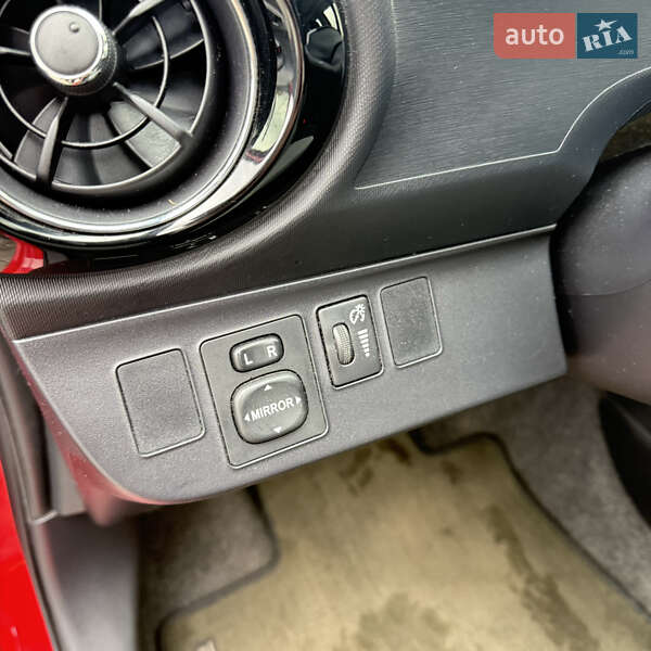 Хэтчбек Toyota Prius C 2015 в Киеве