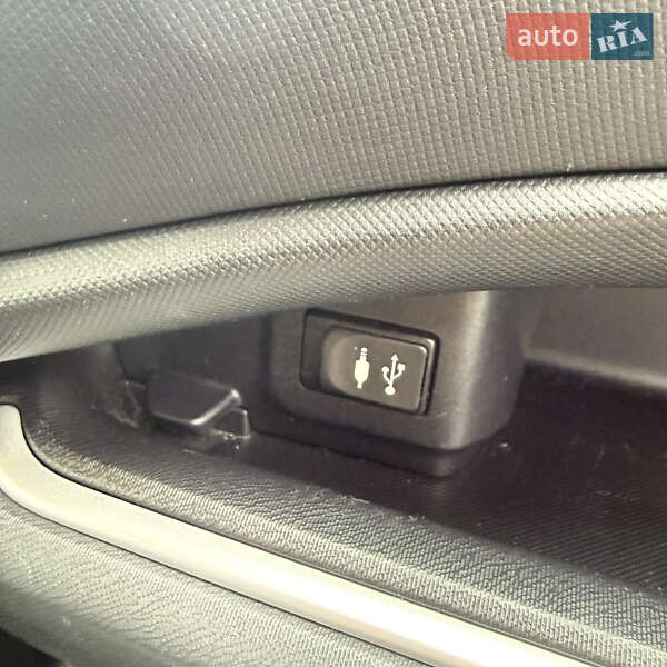 Хэтчбек Toyota Prius C 2015 в Киеве