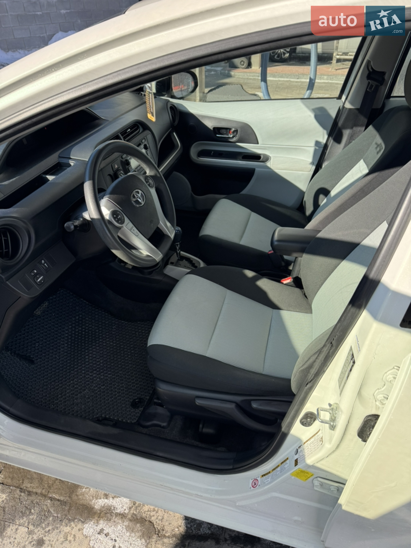 2014 Toyota Prius c - мініатюра 3