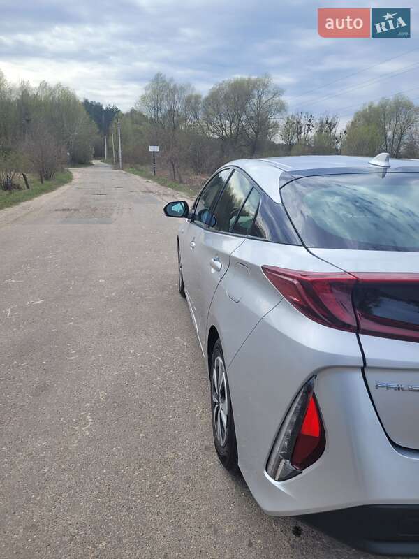 Хэтчбек Toyota Prius Prime 2017 в Киеве