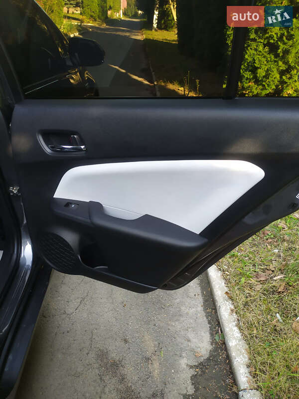 Хетчбек Toyota Prius Prime 2017 в Рівному