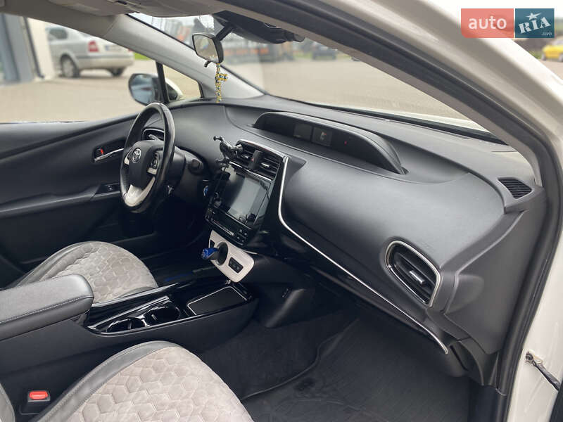 Хэтчбек Toyota Prius Prime 2017 в Киеве