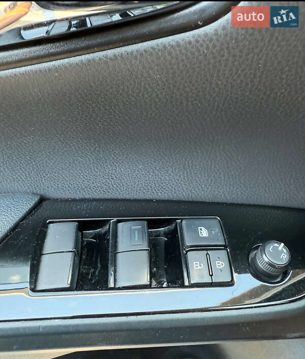 Хэтчбек Toyota Prius Prime 2021 в Киеве фото 9 Хэтчбек Toyota Prius Prime 2021 в Киеве