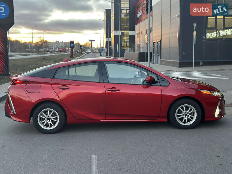Хэтчбек Toyota Prius Prime 2017 в Киеве