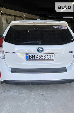 Toyota Prius v 2018